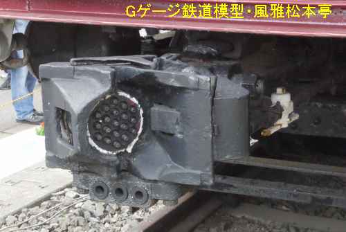 京浜急行電鉄デハ248(湘南電気鉄道デ18)が使用しているウェスチングハウス製密着連結器。2010年(平成22年)5月、京急ファインテック久里浜工場(神奈川県横須賀市)にて許可を得て撮影。