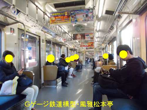 京浜急行電鉄二代目800系の客室内。2018年(平成30年)12月撮影。