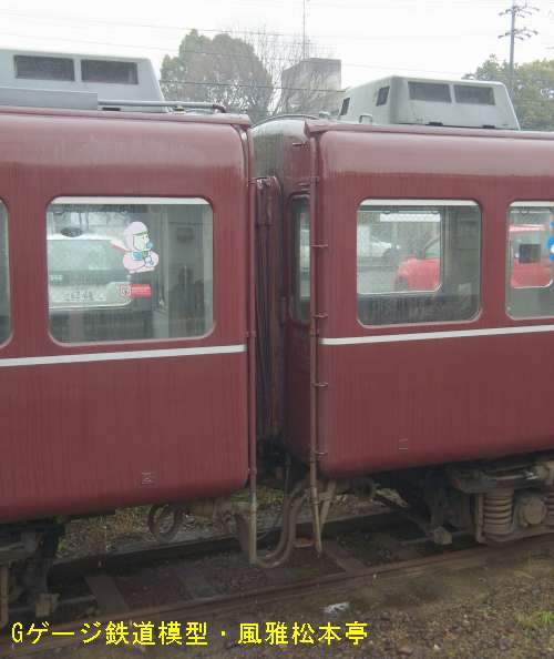 近鉄860系の連結部周辺。2012年(平成24年)2月、伊賀鉄道上野市(うえのし：三重県上野市)駅にて撮影。