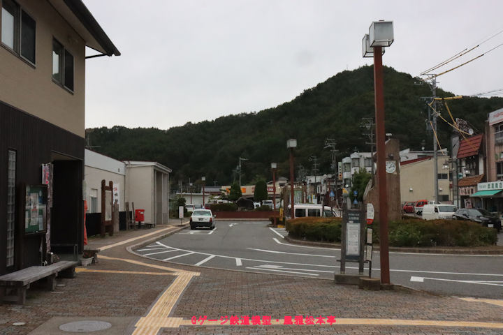 中央西線上松(あげまつ)駅前の、赤沢自然休養林行バス乗り場。2025年(令和7年)10月撮影。