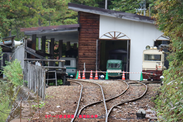 赤沢自然休養林の森林鉄道記念館＋駅、2025年(令和7年)10月撮影。