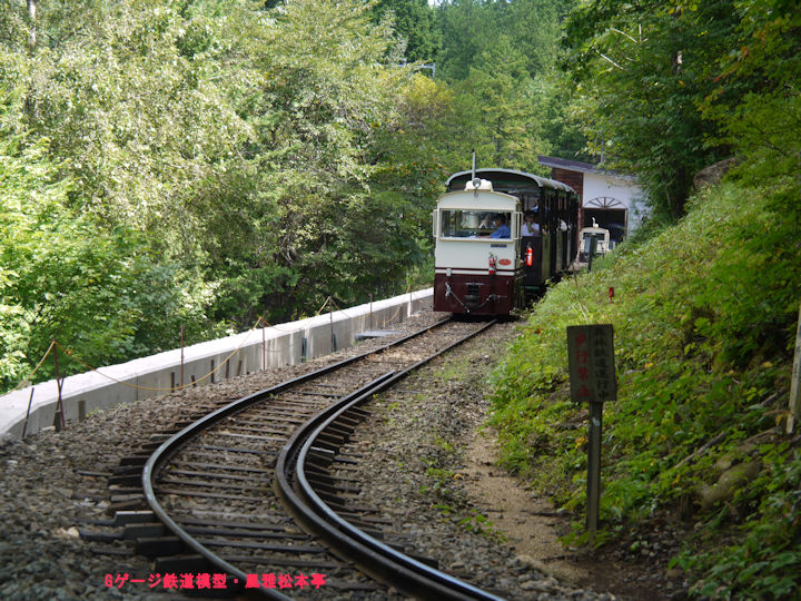 赤沢自然休養林の森林鉄道記念館を背にして丸山渡(まるやまど)へ向かう森林鉄道の列車。2010年(平成22年)9月撮影。