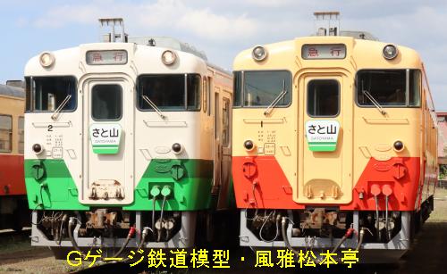 小湊鉄道キハ40-1(右)とキハ40-2(左)。2021年(令和3年)6月、小湊鉄道五井(ごい：千葉県市原市)機関区にて許可を得て撮影。