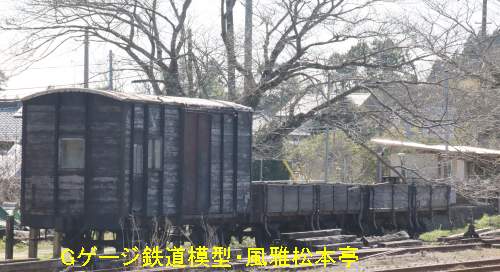 最近になって五井駅から里見駅に移動して来た小湊鉄道の貨車3輛、左からワフ1型＋トム1型＋トム1型。2021年(令和3年)2月、小湊鉄道五井駅にて撮影。