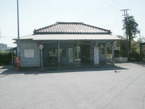 上総鶴舞(かずさつるまい：千葉県市原市)駅。2004年(平成16年)8月撮影。