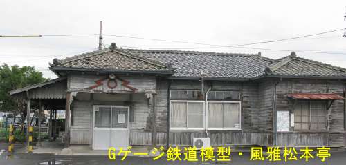 松本電気鉄道新村駅の旧駅舎。2015年(平成27年)6月撮影。