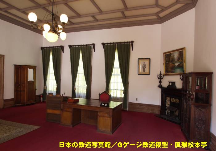 明治村内に移築・保存されている三重県庁舎の内部(県知事の執務室)