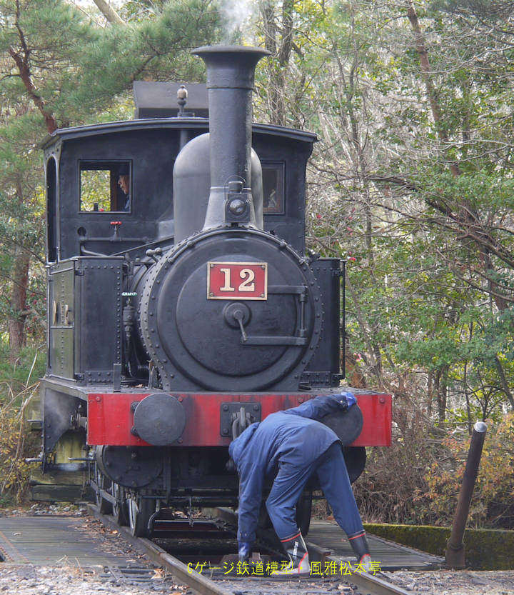 明治村シャープ・スチュアート製12号機(官設鉄道→尾西鉄道→名岐鉄道→名古屋鉄道→明治村)。2010年(平成22年)12月、明治村・東京駅にて撮影。