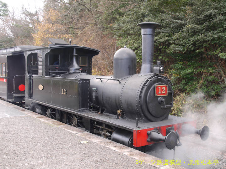 明治村シャープ・スチュアート製12号機(官設鉄道→尾西鉄道→名岐鉄道→名古屋鉄道→明治村)。2010年(平成22年)12月、明治村・東京駅にて撮影。