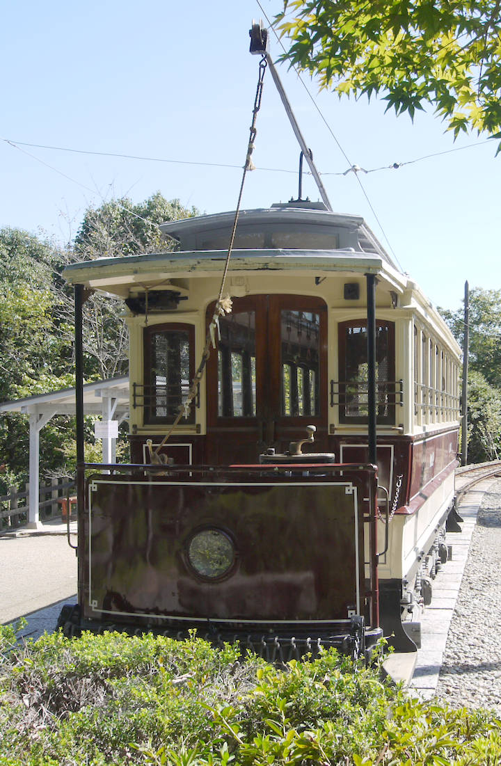 明治村の京都市電2号車。2010年(平成22年)10月、明治村・品川燈台電停(愛知県犬山市)にて撮影。