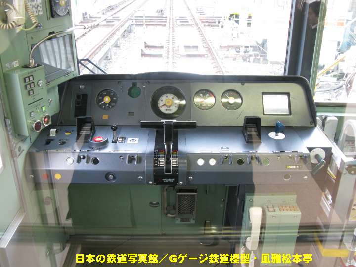東京メトロ(営団地下鉄)02系の運転台。2010年(平成22年)3月撮影。