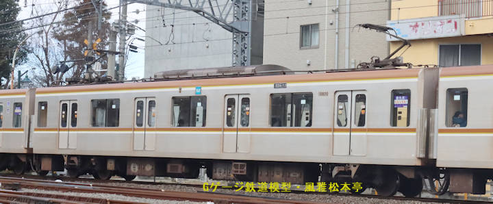 東京メトロ(営団地下鉄)10820。2025年(令和7年)1月、西武鉄道池袋線清瀬(きよせ：東京都清瀬市)駅にて撮影。