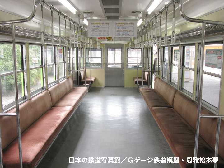 流鉄クハ32の車内。2006年(平成18年)4月、流鉄流山(ながれやま：千葉県流山市)駅にて撮影。