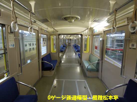 名古屋市営地下鉄100型車内。2012年(平成24年)2月、名古屋市レトロ電車館にて撮影。