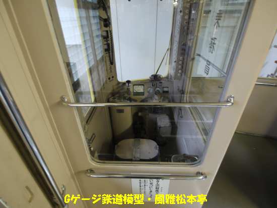 名古屋市営地下鉄100型の運転台内部。2012年(平成24年)2月、名古屋市レトロ電車館にて撮影。
