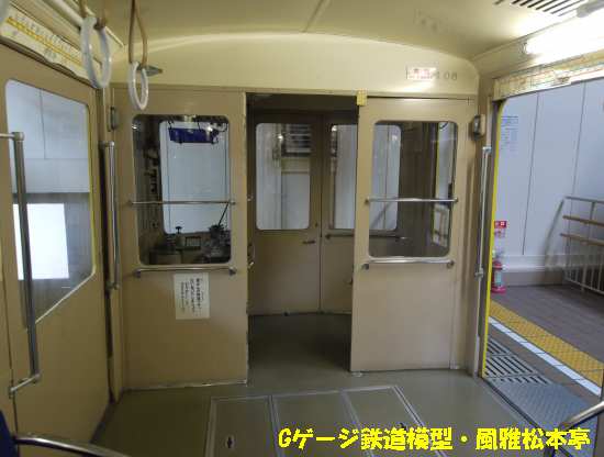 名古屋市営地下鉄100型の運転台周辺。2012年(平成24年)2月、名古屋市レトロ電車館にて撮影。
