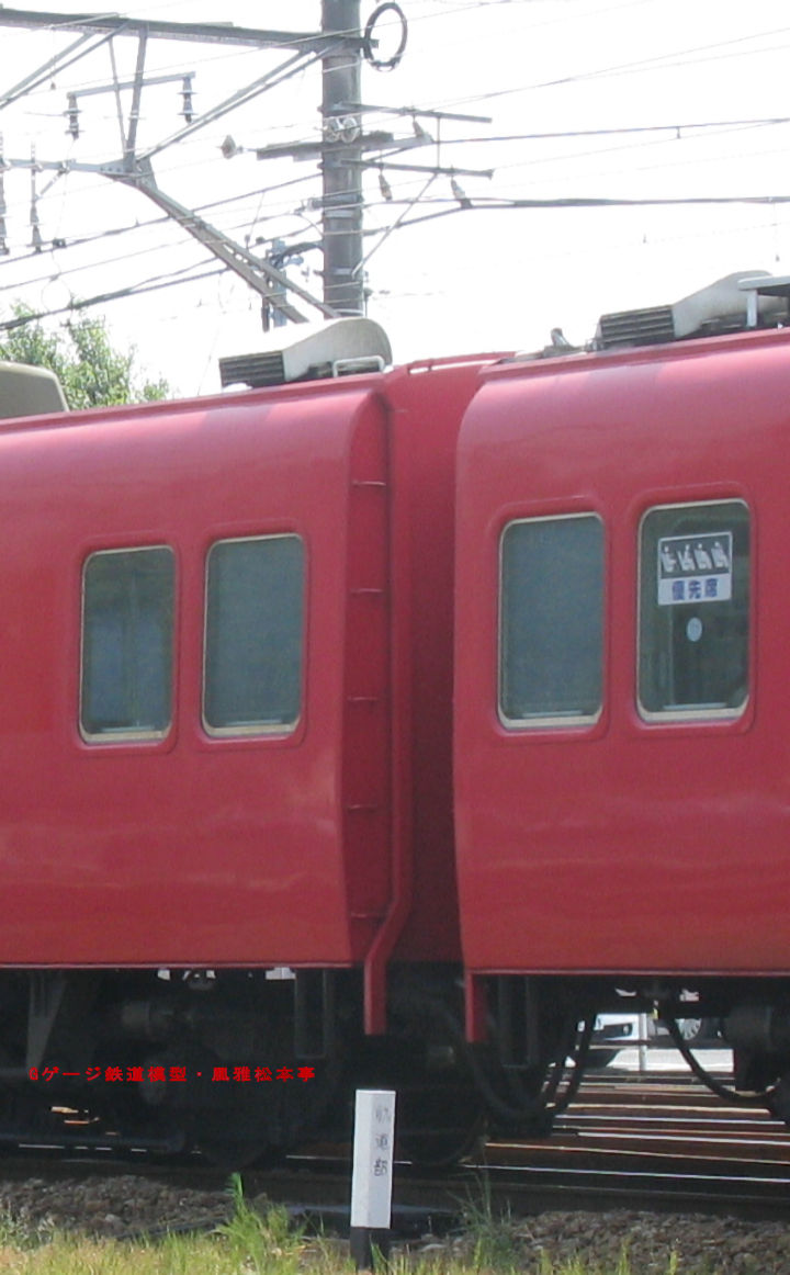名古屋鉄道モ6500系の連結部。2009年(平成21年)8月、名鉄名古屋本線国府(こう：愛知県豊川市)駅にて撮影。
