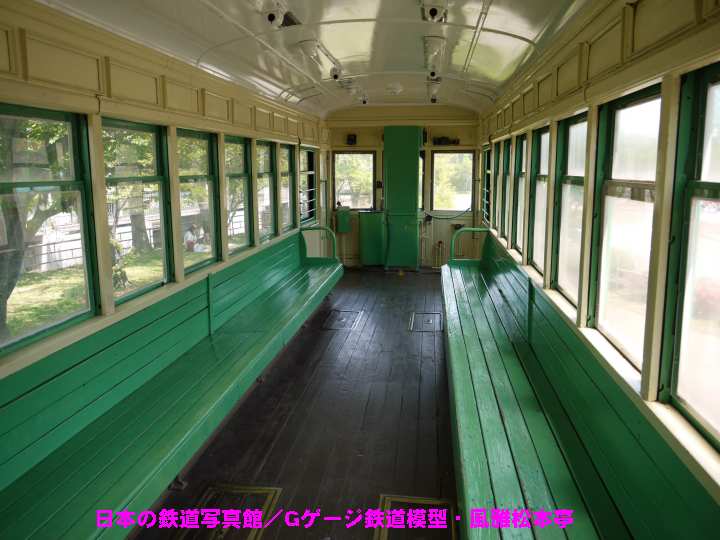 阪堺電気軌道モ205型モ217号の車内。2010年(平成22年)6月、和歌山県立交通公園にて撮影。