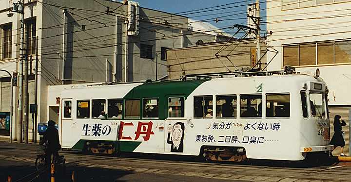 阪堺電気軌道モ351。1985年(昭和60年)4月、阪堺電気軌道住吉(すみよし：大阪市大阪府住吉区)付近にて撮影。