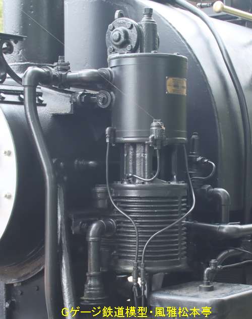 日光ウエスタン村鉄道のボールドウィン製4号サドルタンク機のエアブレーキ機器。2020年(令和2年)10月、東武ワールドスクエア(栃木県日光市)にて撮影。Baldwin manufactured saddletank locomotive, 914mm gauge.