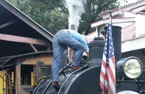 日光ウエスタン村鉄道のボールドウィン製4号サドルタンク機。2004年(平成16年)8月撮影。Baldwin manufactured saddletank locomotive, 914mm gauge.