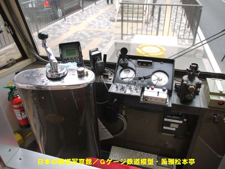 岡山電気軌道8501の運転台。2011年(平成23年)3月撮影。