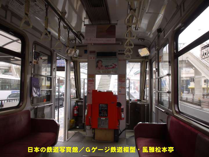 岡山電気軌道8501の運転台周辺。2011年(平成23年)3月撮影。