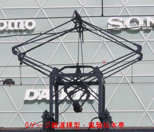 岡山電気軌道3005が使用している石津式パンタグラフ。2011年(平成23年)3月、岡山電気軌道東山本線岡山駅前(おかやまえきまえ：岡山県岡山市北区)電停にて撮影。
