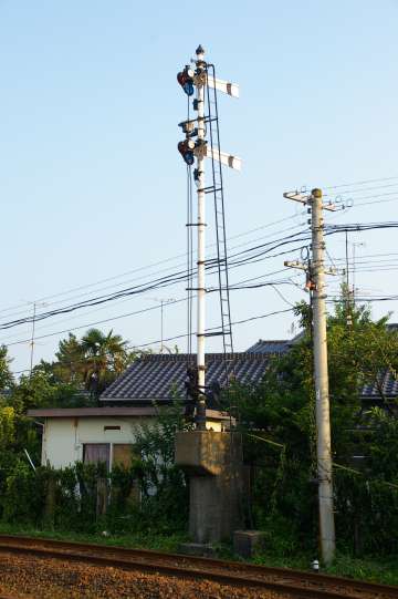 福島臨海鉄道(旧・小名浜臨港鉄道)で使用されていた腕木信号機。2006年(平成18年)8月、福島臨海鉄道宮下(みやした)駅付近にて撮影。