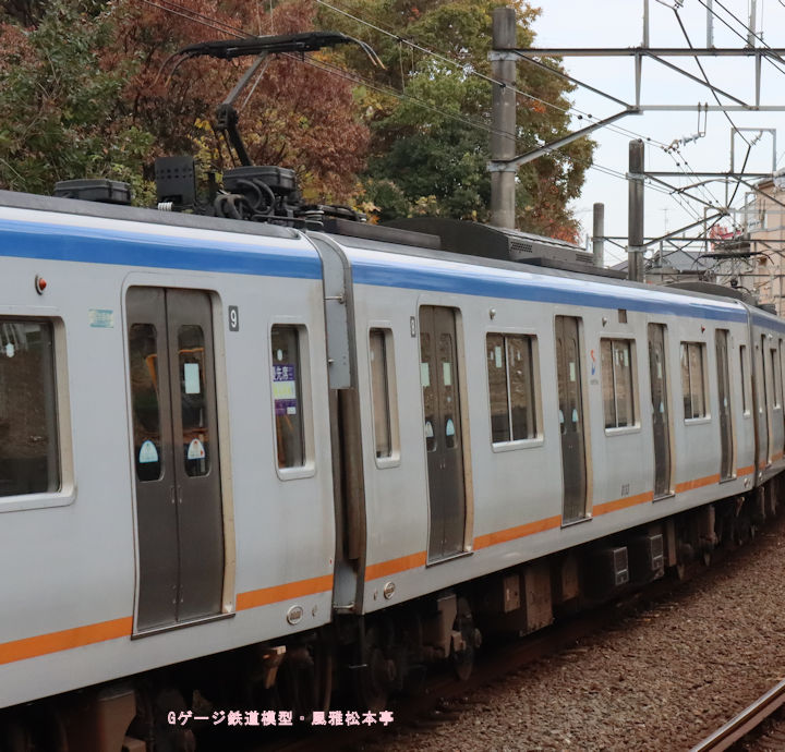 相模鉄道モハ8133。2025年(令和7年)11月、相模鉄道鶴ヶ峰(つるがみね：神奈川県横浜市旭区)駅付近にて撮影。