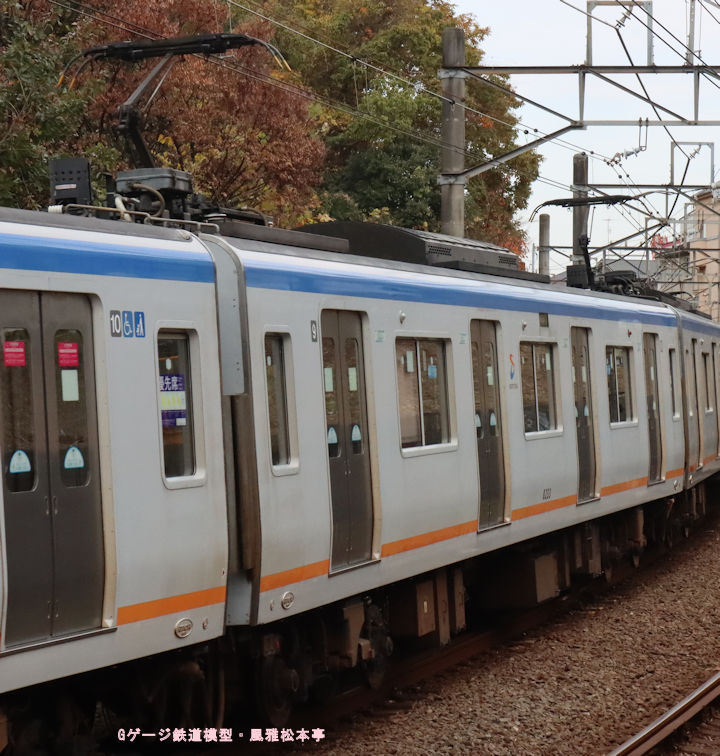 相模鉄道モハ8233。2025年(令和7年)11月、相模鉄道鶴ヶ峰(つるがみね：神奈川県横浜市旭区)駅付近にて撮影。