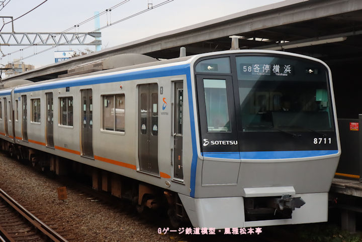 相模鉄道クハ8711。2025年(令和7年)11月、相模鉄道鶴ヶ峰(つるがみね：神奈川県横浜市旭区)駅にて撮影。