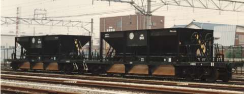 相模鉄道ホキ801＋ホキ802。右が801、左が802。1986年(昭和61年)7月、相模鉄道厚木線相模大塚(さがみおおつか：神奈川県大和市)駅にて撮影。