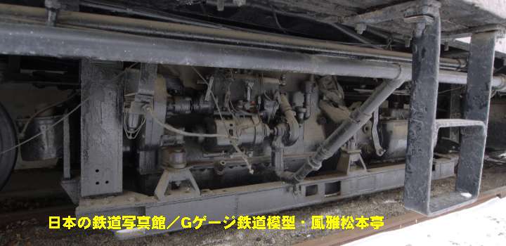 佐久鉄道キホハニ56のエンジン(日野DA55)。2011年(平成23年)1月、佐久市立成知公園(長野県佐久市)にて撮影。