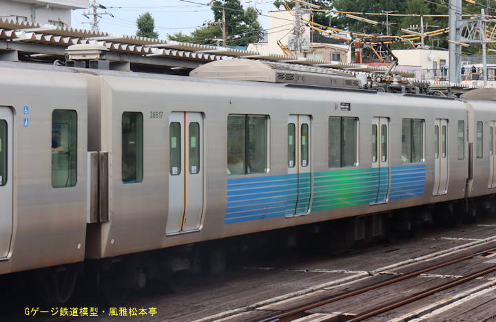 西武鉄道モハ38617。2024年(令和6年)7月、西武鉄道新宿線沼袋(ぬまぶくろ：東京都中野区)駅にて撮影。