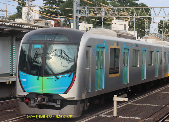 西武鉄道クハ40005。2024年(令和6年)7月、西武鉄道新宿線沼袋(ぬまぶくろ：東京都中野区)駅にて撮影。