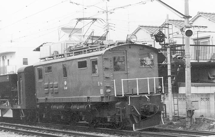 西武鉄道E42。1983年(昭和58年)4月、西武鉄道所沢(ところざわ：埼玉県所沢市)駅にて撮影。