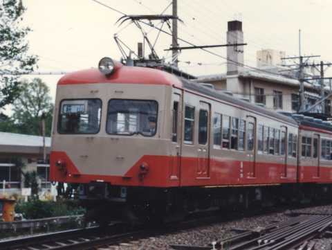 西武鉄道クモハ351型。1988年(昭和63年)5月、西武鉄道多摩湖線萩山(はぎやま：東京都東村山市)駅付近にて撮影。