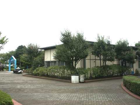 横浜市水道技術資料館の外観です。2004年(平成16年)9月撮影。