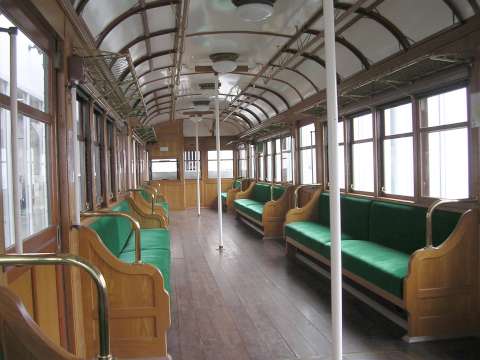 東京横浜電鉄モハ510(＝デハ3450)の車内。電車とバスの博物館にて撮影。