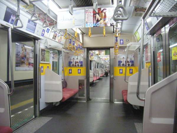 東京急行クハ5852の車内。2007年(平成19年)5月撮影。