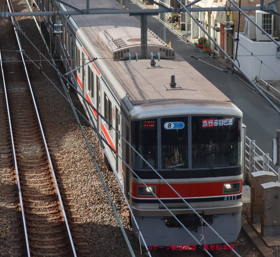 東京急行クハ3111の屋根上。2023年(令和5年)1月、東急目黒線奥沢(おくさわ：東京都世田谷区)駅にて俯瞰撮影。