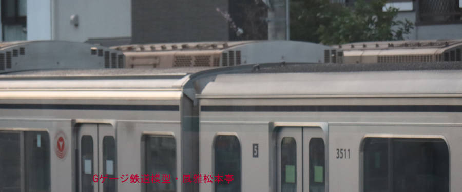 東京急行デハ3511(右)とサハ3600(左)。2023年(令和5年)3月、東急目黒線奥沢(おくさわ：東京都世田谷区)電車区にて俯瞰撮影。