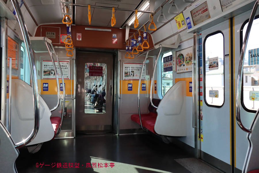 東京急行クハ5176の車内(貫通路周辺)。2023年(令和5年)1月撮影。