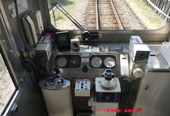 デハ7000の運転台。2010年(平成22年)6月、水間鉄道水間観音(みずまかんのん：大阪府貝塚市)駅に停車中に撮影。
