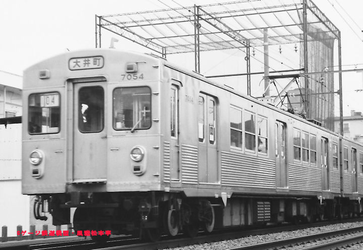 東京急行デハ7054。1988年(昭和63年)1月、東急大井町線尾山台(おやまだい：東京都世田谷区)駅にて撮影。