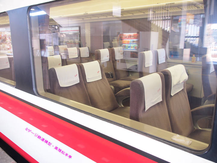 東武鉄道200系の車内を車外から撮影？。2011年(平成23年)1月、東武鉄道伊勢崎線館林(たてばやし：群馬県館林市)駅にて撮影。