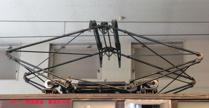 東武鉄道デハ1型デハ五号のパンタグラフ周辺。2008年(平成20年)10月、東武博物館(とうぶはくぶつかん:東京都墨田区)にて撮影。