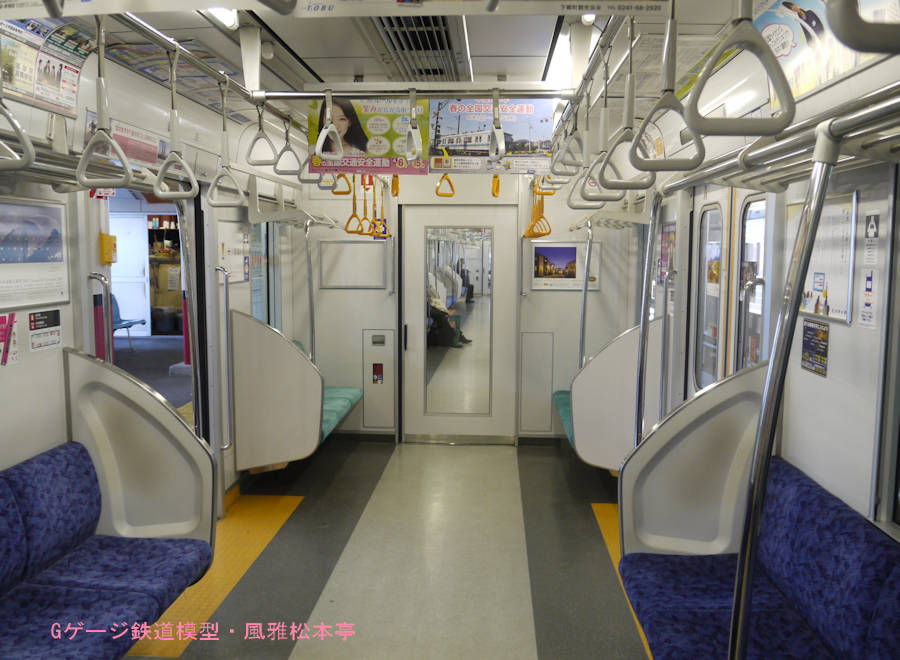 東武鉄道50000系の車内(モハ53061)。2013年(平成25年)3月撮影。