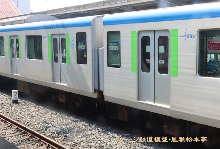 東武鉄道60000系同士の連結部。2025年(令和7年)6月、東武鉄道野田線南桜井(みなみさくらい：埼玉県春日部市)駅にて撮影。左の車輛はモハ62609、右の車輛はクハ61609。